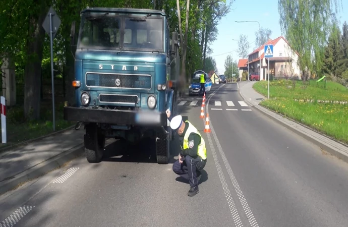 {16-letnia dziewczyna została ranna po tym, jak na przejściu dla pieszych potrącił ją samochód.}