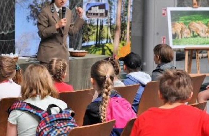 {Co robić, gdy zgubisz się w lesie albo gdy spotkasz w nim dzika? Jak zabezpieczyć się przed kleszczami? – odpowiedzi nie tylko na te pytania poznali uczniowie, którzy wzięli udział w drugiej edycji akcji edukacyjnej „Bezpieczne Mazury”.}