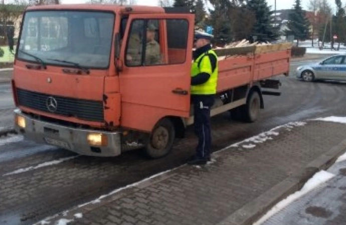 {Policjanci z Warmii i Mazur wzięli udział w akcji „Smog”. Sprawdzali, czy samochody spełniają normy ochrony środowiska.}