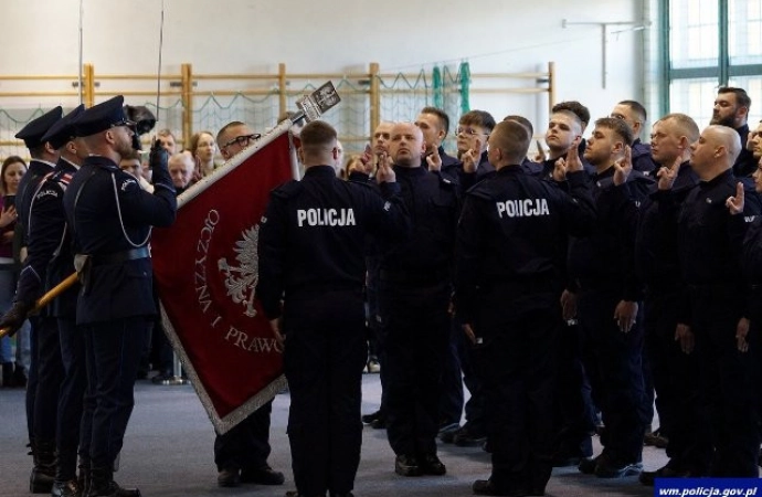 {24 nowo przyjętych policjantów w garnizonie warmińsko-mazurskim, wypowiedziało słowa przysięgi. To 4 policjantki i 20 policjantów.}