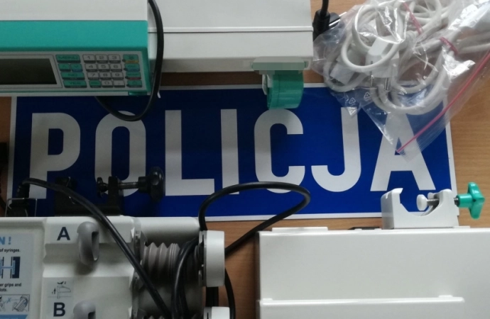 {Olsztyńscy policjanci zatrzymali kobietę, która kradła sprzęt medyczny ze swojego szpitala.}